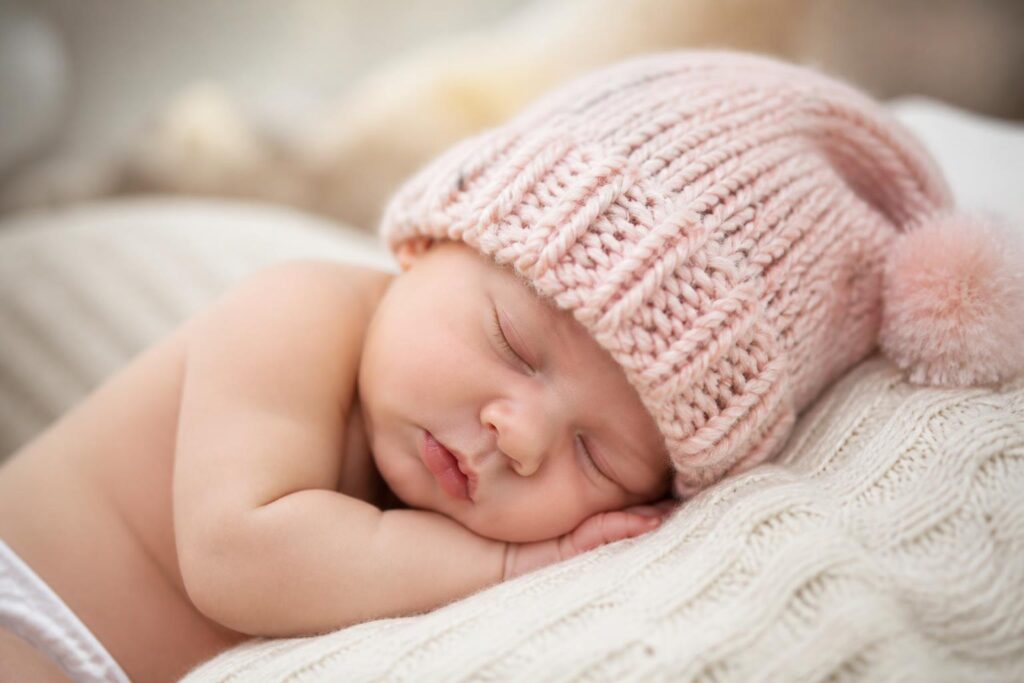 découvrez notre bonnet tricot pour nouveau-né, alliant douceur et chaleur pour garder bébé bien au chaud dès ses premiers jours.