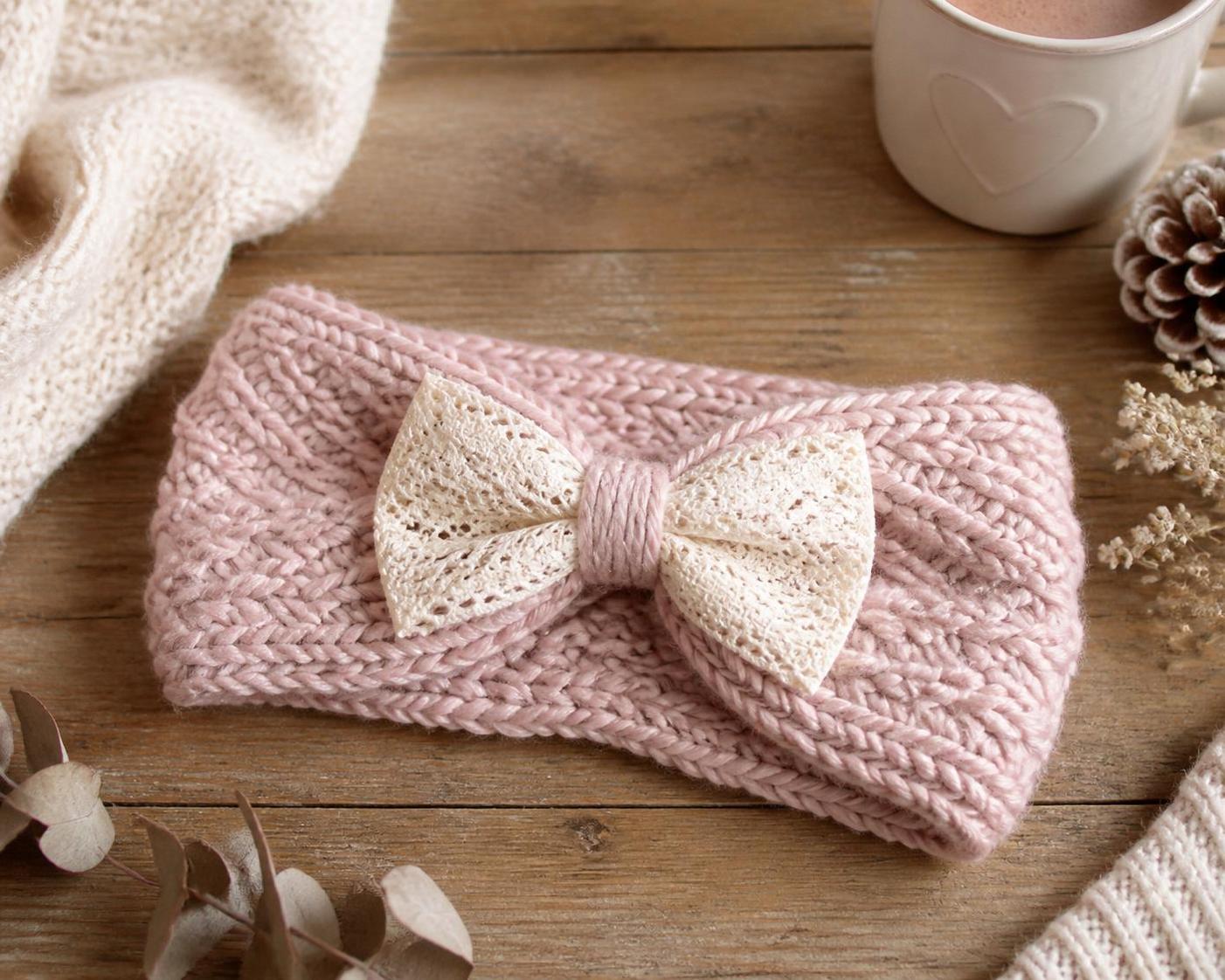 téléchargez gratuitement notre modèle de bandeau cache-oreille tricot et réalisez un accessoire hivernal unique, confortable et stylé pour vous protéger du froid.