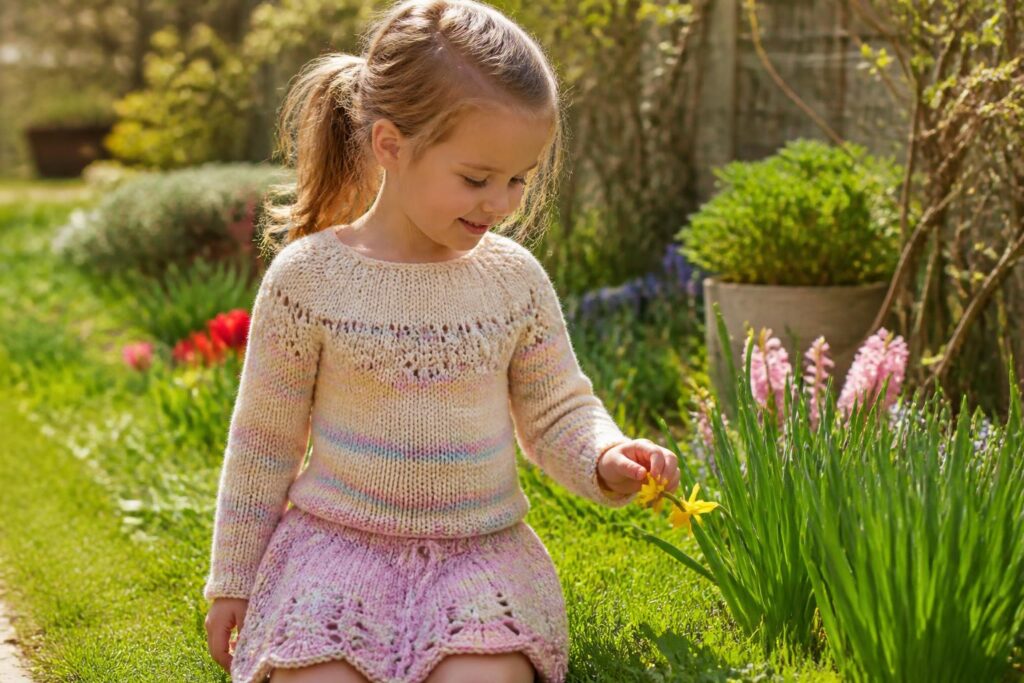 découvrez nos modèles de tricot gratuits pour fillette et créez de jolies tenues sans dépenser. faciles à réaliser, parfaits pour des vêtements uniques et faits maison.