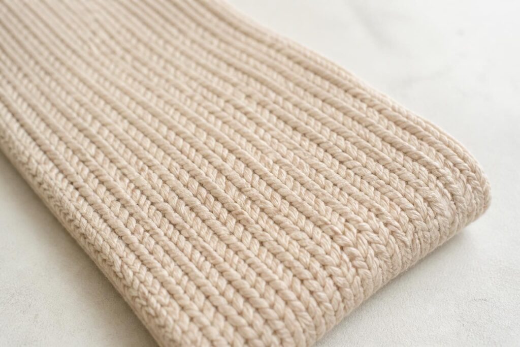 découvrez quel point de tricot choisir pour réaliser une écharpe parfaitement lisse et sans gondolage. astuces et conseils pour un tricot réussi !