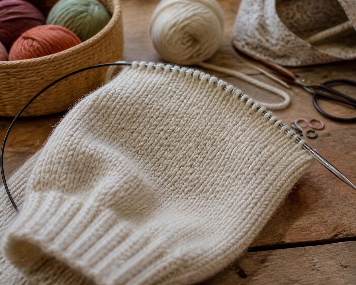 Tricoter les manches : astuces simples pour un résultat parfait 3 découvrez des astuces simples et efficaces pour tricoter les manches parfaitement et ajouter une touche professionnelle à vos créations en tricot.