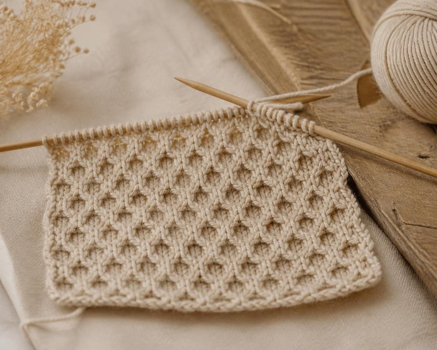 découvrez comment réaliser le point nid d'abeille en tricot grâce à notre guide étape par étape, idéal pour ajouter texture et originalité à vos créations.
