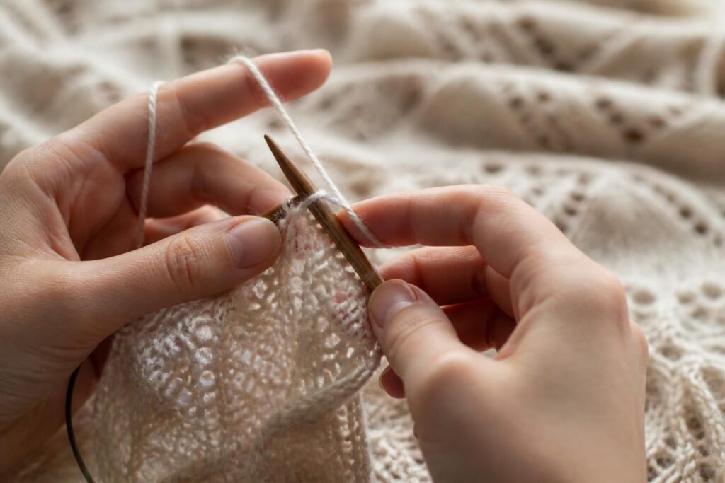 découvrez le jeté au tricot, une technique d'augmentation essentielle pour créer de magnifiques ajours dans vos ouvrages. apprenez comment maîtriser cette méthode pour embellir vos tricots avec élégance.