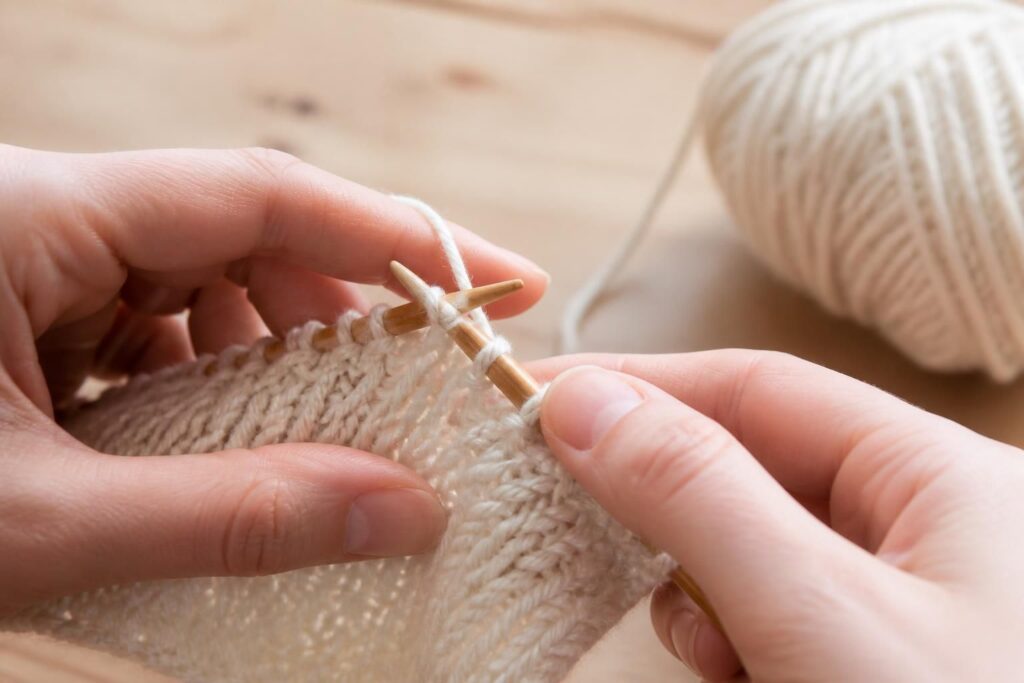 découvrez le surjet simple, une technique essentielle pour maîtriser la diminution de base en tricot et améliorer vos projets.